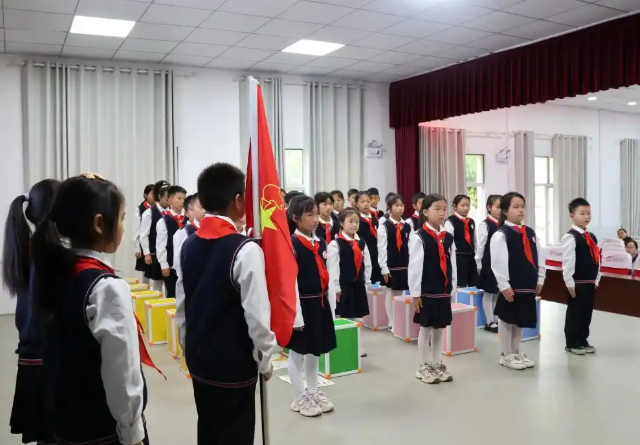 步行途中师生们沿着弥河河畔前行学生们互帮互助彼此鼓励 步行途中师生们沿着弥河河畔前行学生们互帮互助彼此鼓励